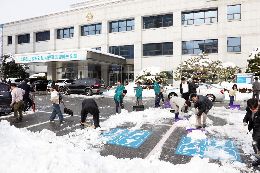 '안양시의회, 폭설 대응 시의원 및 직원들 제설작업 나서' 게시글의 사진(2) '안양시의회, 폭설 대응 시의원 및 직원들 제설작업 나서1.jpg'
